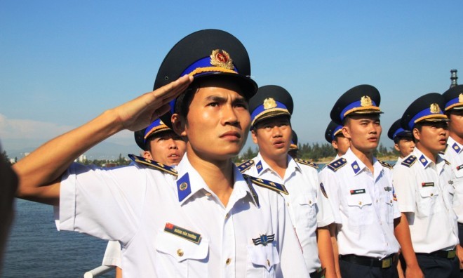 Hai thuyền trưởng tàu CSB nhận Huy hiệu 'Tuổi trẻ dũng cảm' - ảnh 3